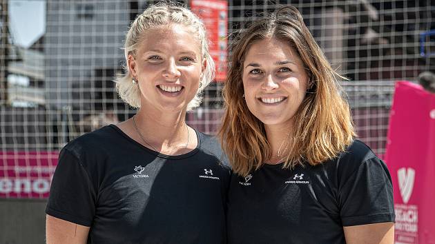 Plážové volejbalistky Barbora Hermannová (vpravo) a Marie Sára Štochlová mají před turnajem v Dolních Vítkovicích dobrou náladu.