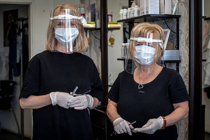 Kadeřnice (zleva) Andrea Kotalová a Karin Krejčířová se připravují na znovuotevření svého Kadeřnictví KA, 8. května 2020 v Ostravě. Povinné ochranné pomůcky které musí používat aby se zamezilo šíření koronaviru (COVID-19).