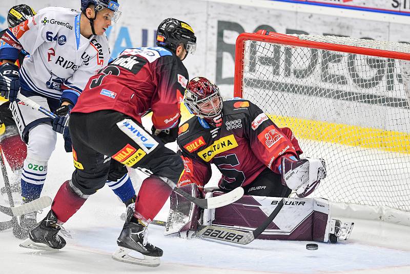 18. kolo hokejové extraligy: HC HC Vítkovice Ridera - HC Sparta Praha, 4. listopadu 2022 v Ostravě. (zleva) Patrik Koch z Vítkovic, Michal Moravčík ze Sparty a Brankář Sparty Josef Kořenář.