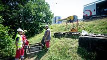 Svářeč Alan Súkenik svařuje horkovodní přípojku pro čtvrtý obvod v Porubě, 27. června 2019 v Ostravě.