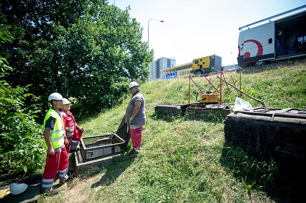 Svářeč Alan Súkenik svařuje horkovodní přípojku pro čtvrtý obvod v Porubě, 27. června 2019 v Ostravě.