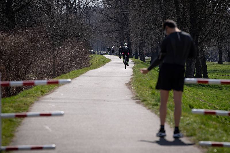 Cyklostezka okolo Ostravice, duben 2021 ve Vratimově.