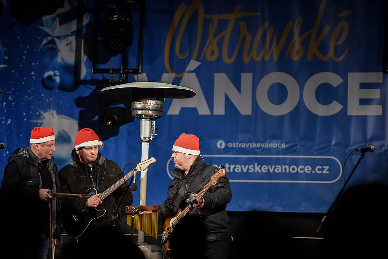 Akce Deníku Česko zpívá koledy na Masarykově náměstí v Ostravě, středa 12. prosince 2018.