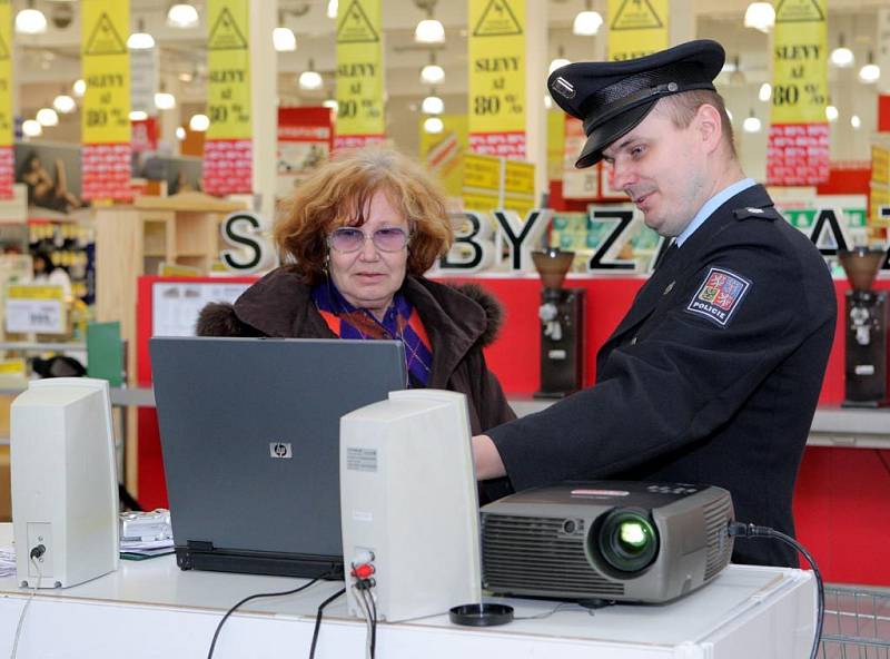 Policisté předvedli zákazníkům hypermarketu, jak snadno je může zloděj okrást