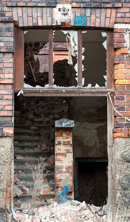 Ostravské ghetto Přednádraží. Snímek ze začátku roku 2014. Opuštěné domy v lukrativní ostravské čtvrti i nadále chátrají. 