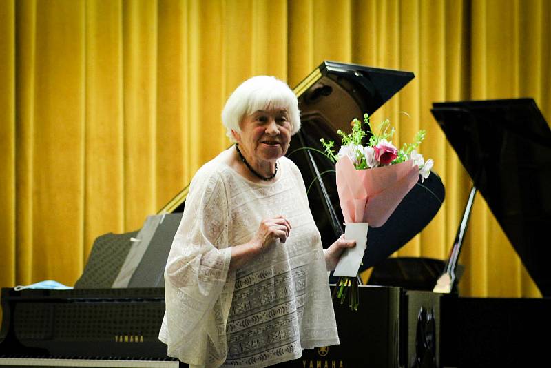 Známá karvinská pianistka Wanda Miech odehrála 16. června v ZUŠ Bedřicha Smetany Karviná koncert se skladbami "na přání".