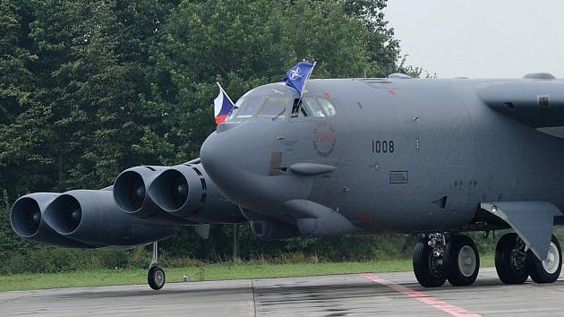 Strategický bombardér B-52 na ostravském letišti Leoše Janáčka v Mošnově