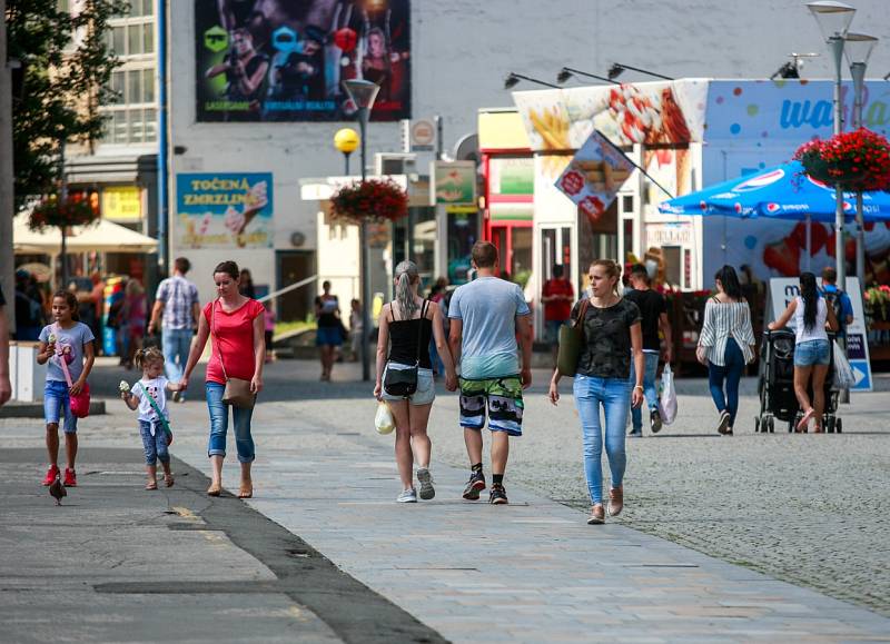 S přípravami finišují nejen pořadatelé Colours of Ostrava, ale i provozovatelé restaurací, kavárníci i prodejci pláštěnek v centru města.