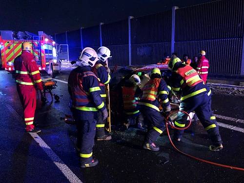 Zásah hasičů u dopravní nehody na dálnici.