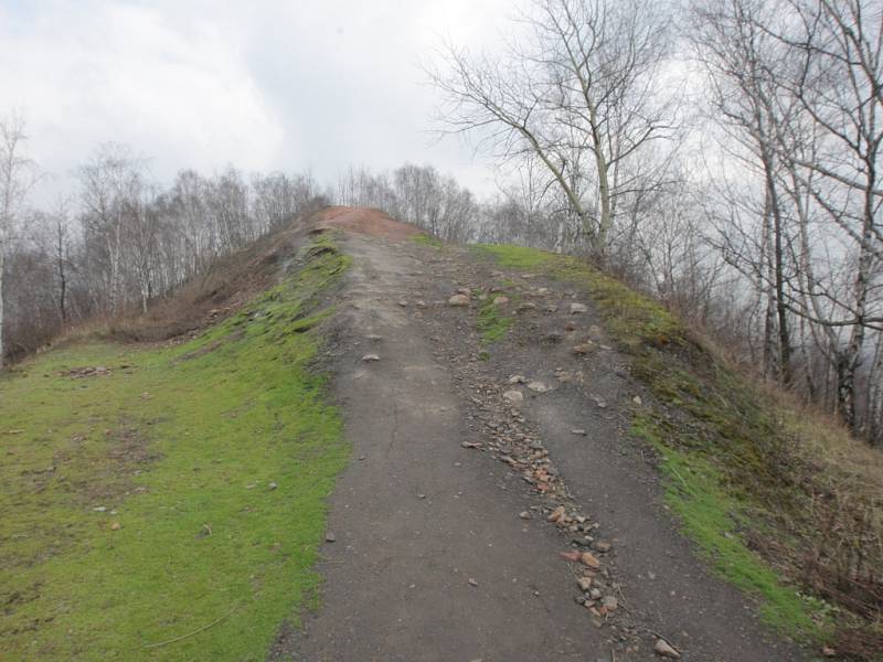 Za dobrého počasí nabízí halda Ema svým návštěvníkům nádherné výhledy na panorama celé Ostravy. Výstup na ní přitom není nijak moc náročný. 