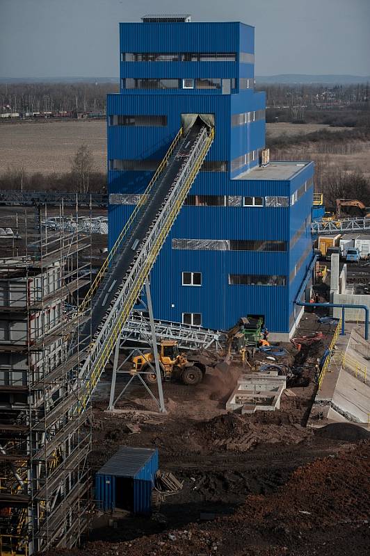 Rozjezd separační linky zatím funguje ve zkušebním provozu. Z plošného odvalu o výšce až třicet metrů nacházejícím se mezi bývalými šachtami Ida a Heřmanice vyseparuje linka tři základní materiály.