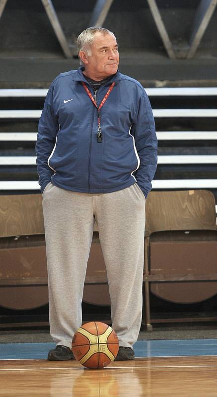 Bývalý úspěšný basketbalista a později legendární kouč Zdeněk Hummel strávil v basketbalovém kolotoči 35 let. Dvakrát dovedl národní tým na evropský šampionát, na klubové úrovni sbíral medaile. Na snímku během angažmá v NH Ostrava.