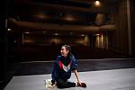 Jeden den s baletkou Shino Sakurado, 5. dubna 2019 v Ostravě. Shino se rozcvičuje v divadle Jiřího Myrona, čeká jí večerní předtavení baletní hry Vzlety a pády.