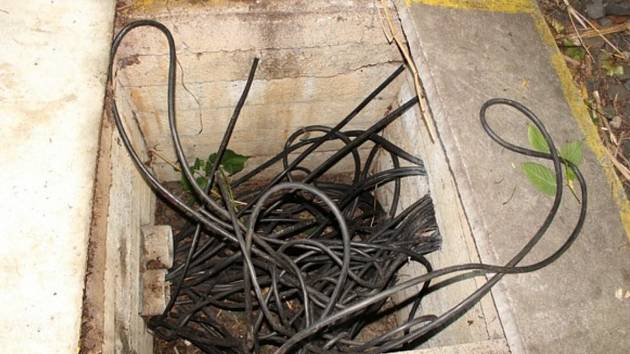 Zloděj při krádeži kabelů v Ostravě vyřadil z provozu zabezpečovací zařízení na železnici.