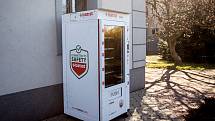 Automat na roušky a další zdravotnické potřeby u úřadu v Radvanicích, 6. dubna 2020 v Ostravě.