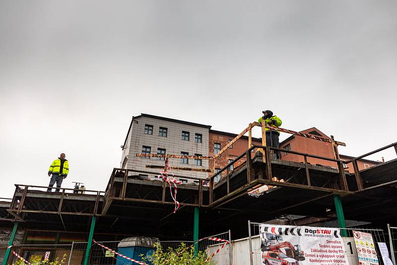 U výstaviště Černá louka pokračuje demolice budov, listopad 2020 v Ostravě.