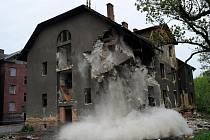 Zdevastovaný dům na Železné ulici 10 v Ostravě-Mariánských Horách musela nechat radnice zbourat.