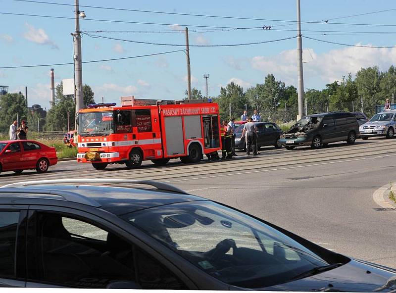 Hasiči a policisté zasahovali při požáru auta na ulici 28. října v centru Ostravy 