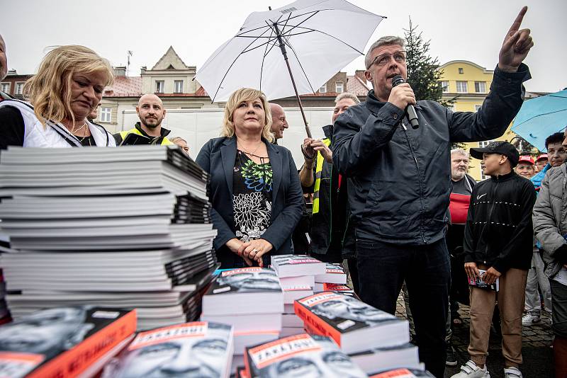 Babišovi příznivci v Moravskoslezském kraji zřejmě hodně čtou, někteří brali knihy po šesti i osmi kusech. Snímek z Babiš tour v MS kraji ve dnech 22. - 24. srpna 2022.