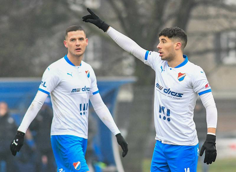 Fotbalisté Baníku Ostrava prohráli přípravné utkání s druholigovým Prostějovem 0:1. (6. ledna 2021, Ostrava). Na snímku zleva Roman Potočný a Pepe Mena.