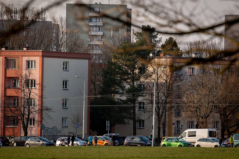 Lidé v rouškách na procházce v Bělském lese v Ostravě, 28. března 2020