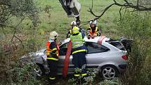 Vozidlo Citroën Xsara, které skončilo v příkopu, vyprošťovali v pátek ostravští hasiči. 