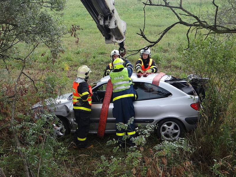 Vozidlo Citroën Xsara, které skončilo v příkopu, vyprošťovali v pátek ostravští hasiči. 