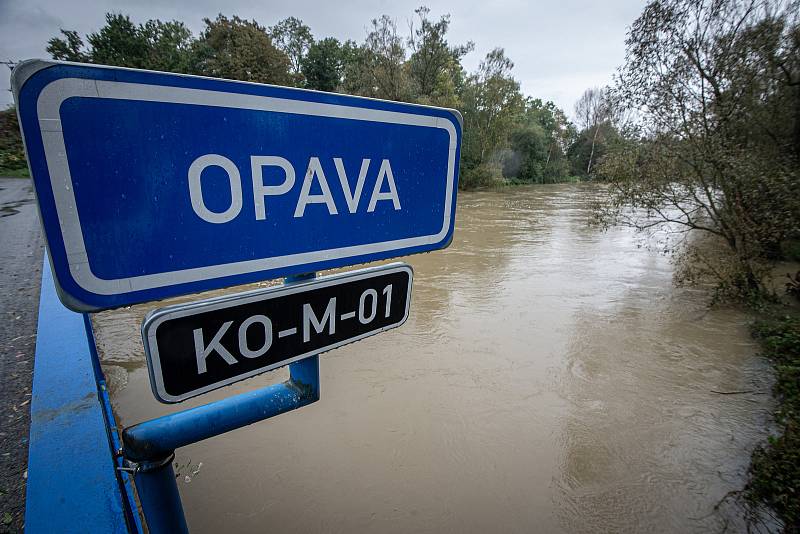 Protipovodňové zábrany odvádí vodu z jezera Štěrkovna, 16. října 2020 v Hlučíně.