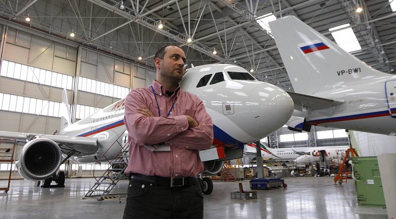 Letecký opravárenský závod Job Air Technic. Hangár, ve kterém se opravují velké boeingy a airbusy.