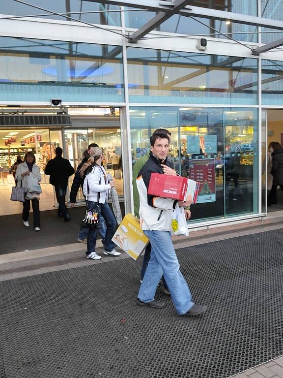 Ostravská nákupní centra zažila o uplynulém, pro mnohé povýplatovém víkendu pořádný nápor. Dárky podle svých představ dokázali nakoupit jen ti nejtrpělivější.