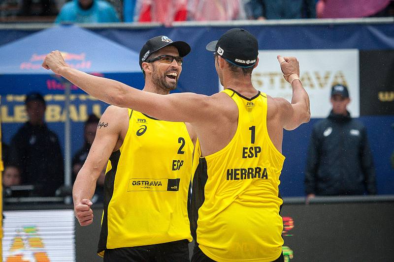 Turnaj Světového okruhu v plážovém volejbalu - semifinále, 24. června 2018 v Ostravě. Na snímku Andrián Gavira  Collado (2) a Pablo Herrera Allepuz (1).