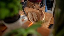 Chleba shůry - lidé si mohou dát čerstvý chleba s pomazánkou, květen 2020 v Ostravě.