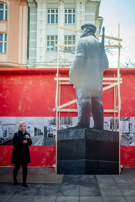 Na Masarykovo náměstí se dočasně vrátil i zasmušilý hlídač - milicionář, 14. listopadu 2019 v Ostravě.