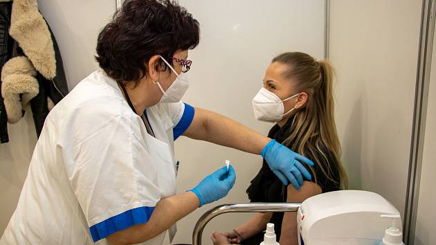 Vakcína proti koronaviru v Česku. Jedním z míst, kde očkování probíhá, je Očkovací centrum na Černé louce v Ostravě.