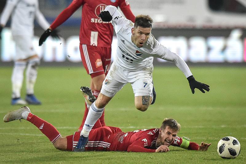 Utkání 19. kola první fotbalové ligy: Baník Ostrava - Sigma Olomouc, 14. prosince 2018 v Ostravě. Na snímku (nahoře) Martin Fillo a David Houska.