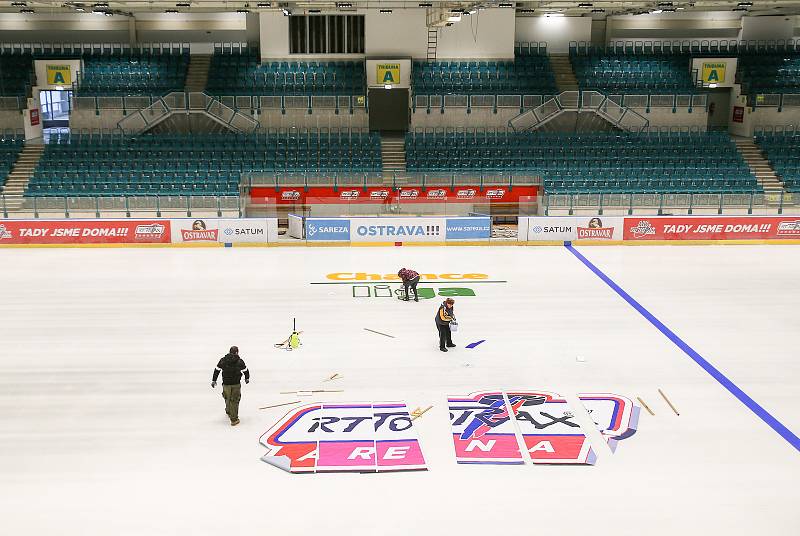 Příprava reklamy na ledové ploše zimniho stadionu v Ostravě Porubě.