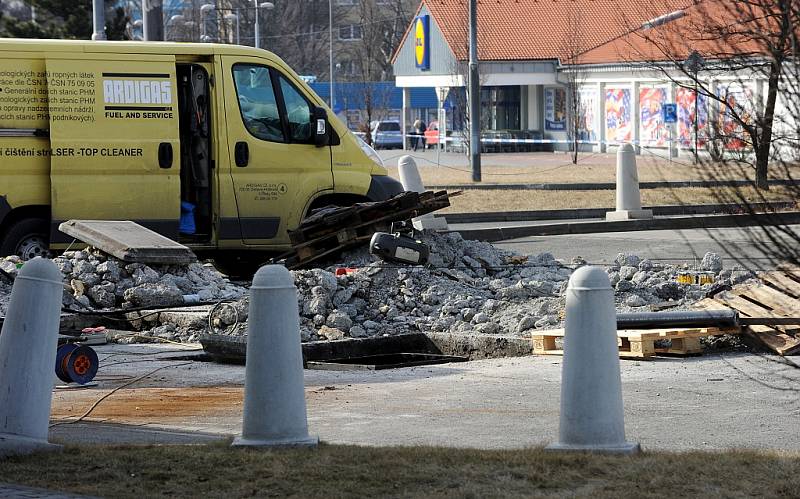 K explozi na benzinové čerpací stanici v sousedství nákupního centra Futurum v Ostravě došlo v neděli 4. března krátce před polednem. Na místě byl těžce zraněn šestatřicetile­tý muž.