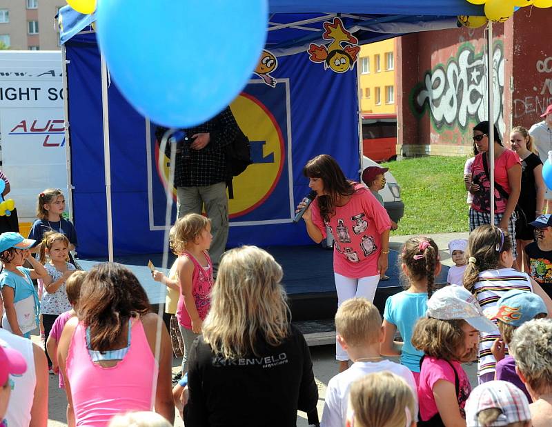 Sobotní dopoledne na novém dětském hřišti na sídlišti Ostrava Dubina. Program zpestřila ostravská zpěvačka Janků.