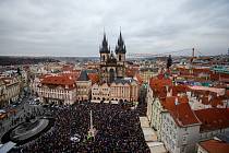 Demonstrace hnutí Otevřeme Česko-Chcípl PES a dalších uskupení proti protiepidemickým opatřením a "covidové totalitě", 17. listopadu 2021 v Praze.