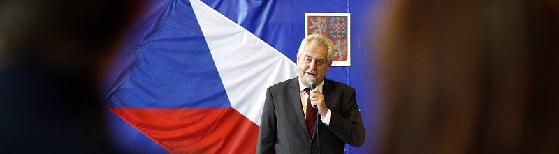 Prezident Miloš Zeman debatoval i se studenty gymnázia Hladnov.  