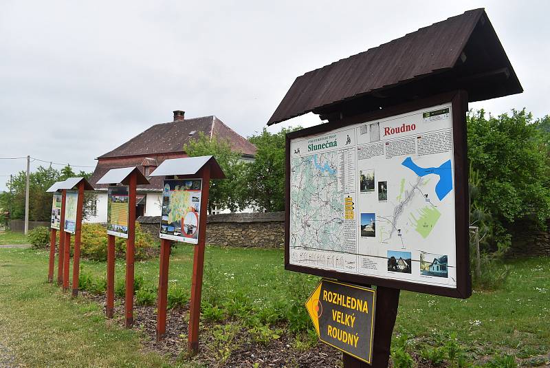 Roudno leží v půvabné krajině mezi vyhaslou sopkou Velký Roudný a přehradou Slezská Harta.