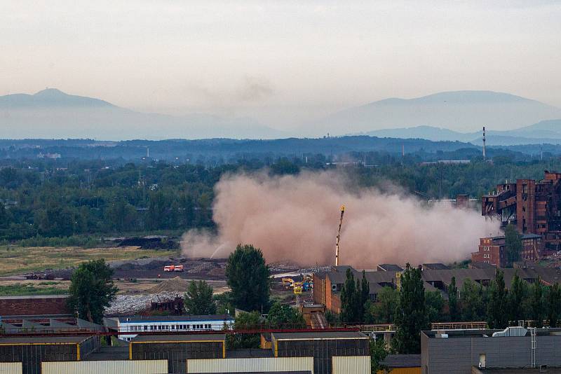 Odstřel vítkovického komínu Strakáč, 3. srpna 2019 v Ostravě.