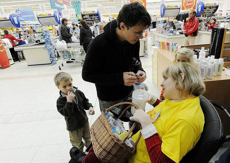 Světlo dětem s handicapem, tato charitativní akce proběhla tuto sobotu v prostorách nákupního centra Tesco v Ostravě – Svinově. 