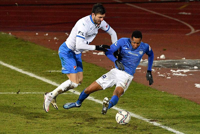 Utkání 9. kola první fotbalové ligy: Baník Ostrava - Slovan Liberec, 27. ledna 2021 v Ostravě. (zleva) Patrizio Stronati z Ostravy a Jhon Edison Mosquera Rebolledo z Liberce.