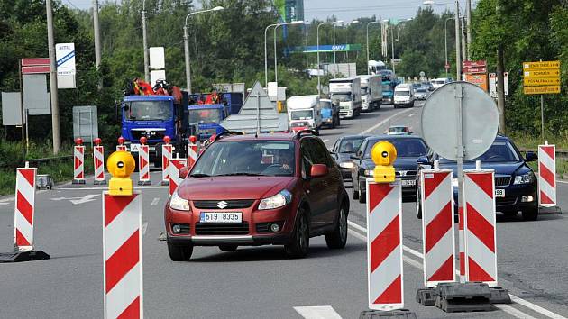 V době dopravní špičky není cesta po dočasně zúžené Rudné žádná idylka.