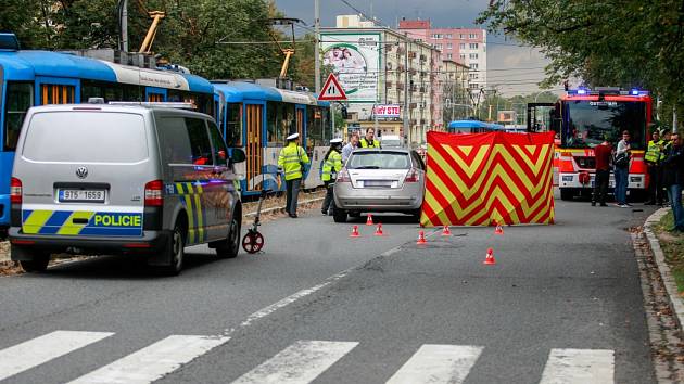 Tragická nehoda na Opavské ulici ze směru z Poruby na centrum. Auto srazilo dívku a starší chodkyni, která zraněním podlehla. 