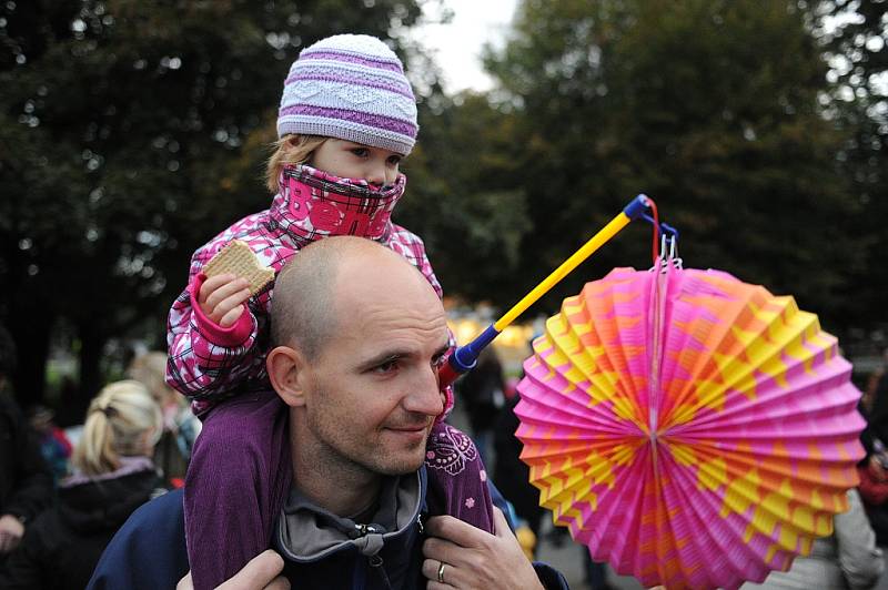 Desítky malých dětí přišly ve středu vpodvečer v doprovodu rodičů ke kruhovému objezdu na porubské Hlavní třídě. 