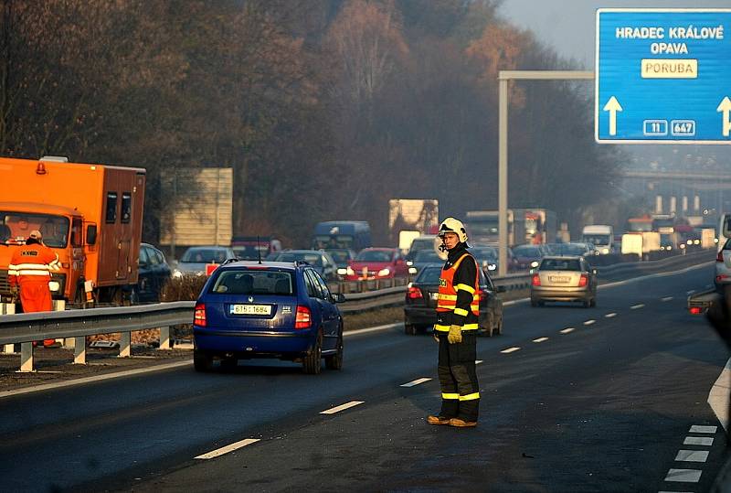 Hromadná nehoda devíti aut zkomplikovala ve středu ráno a dopoledne dopravu na frekventované Rudné ulici v Ostravě-Zábřehu.