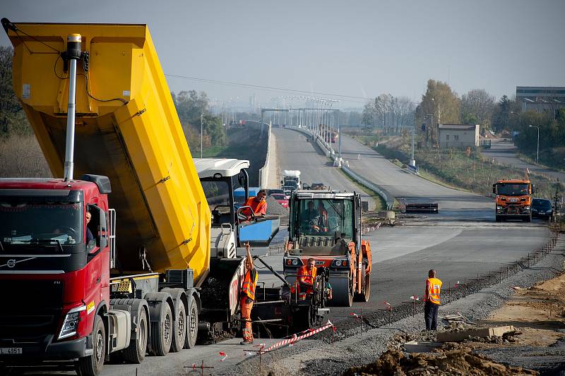 Dostavba čtyřsetmetrového úseku klíčové komunikace v Ostravě, Prodloužené Rudné. Snímek z 25. října 2019, měsíc po po předání staveniště.