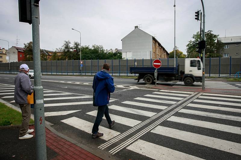 V těchto místech došlo ve čtvrtek ráno k další vážné dopravní nehodě. Brzdná dráha ukazuje, že řidička začala brzdit až těsně před přechodem. 